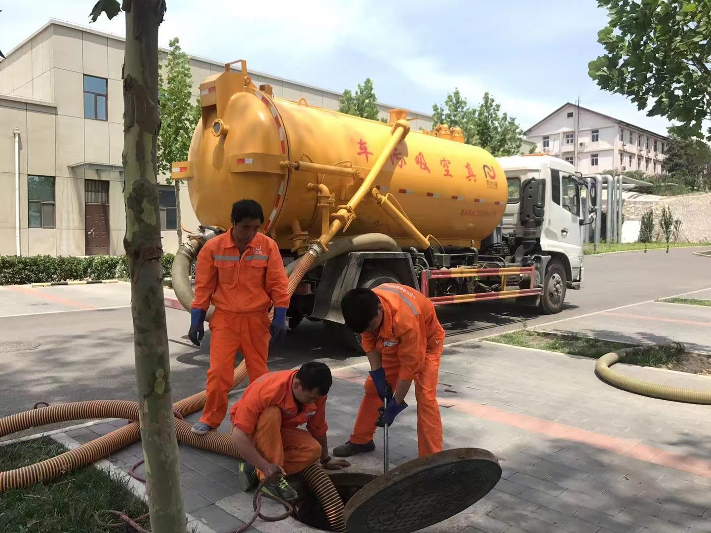 通辽化粪池清理与5-8吨吸粪车施工效率分析